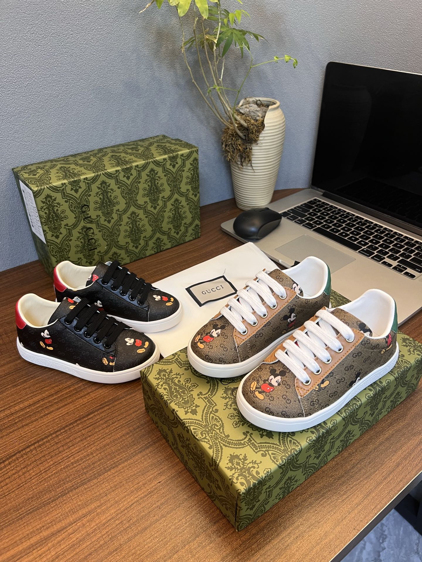 Children's shoes child